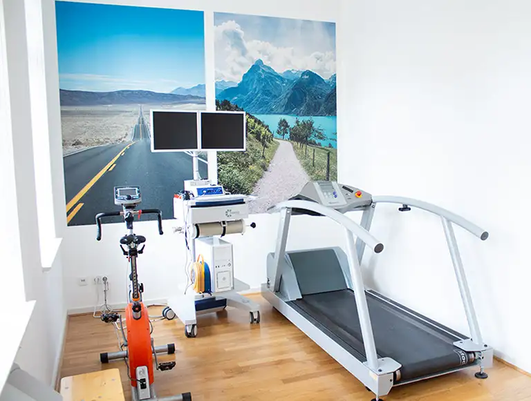 Kardiologische Untersuchungsraum mit Spiroergometrie und EKG-Messgeräten für Belastungstests.